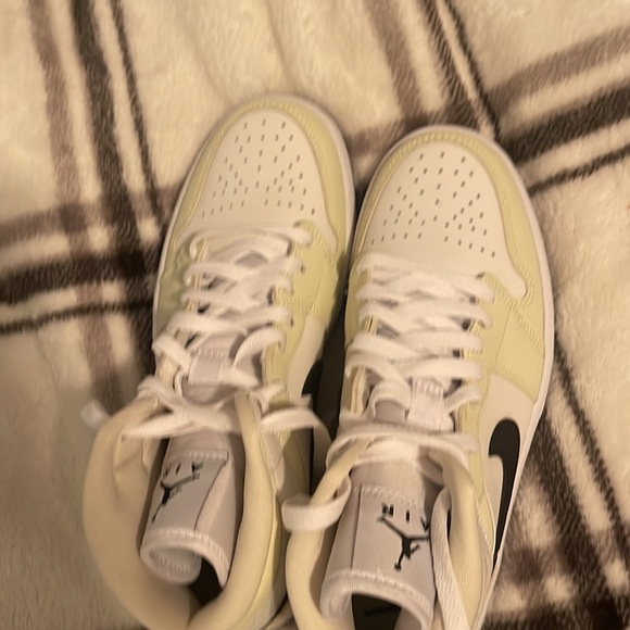 WILL DO HIGHEST PRICE size 8 coconut milk jordan mids never worn at all - Picture 4 of 4